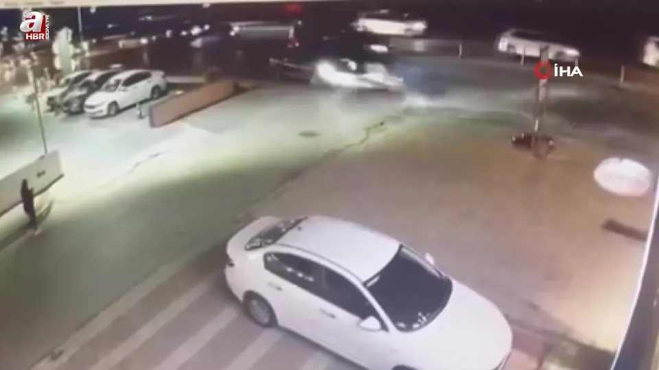 Hızla ilerleyen motosikletli böyle kaza yaptı