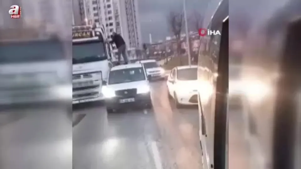 Aracın tavanına çıkıp tırcıyı darbettiler