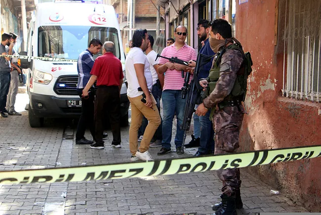 Diyarbakır'da bir evin bahçesinde patlama - 1