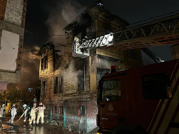 Büyükçekmece'de tarihi bina alev alev yandı - 3