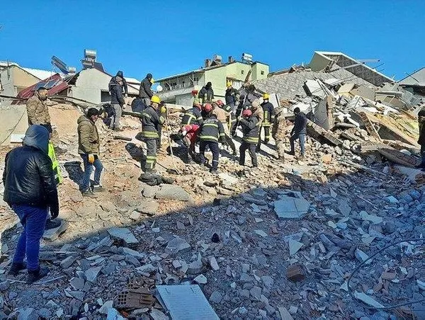 yardim-tirlarini-gasp-etmeye-kalkan-alcaklar-gozaltina-alindi-1676037164816.jpeg Yardım TIR’larını gasp etmeye kalkan alçaklar gözaltına alındı! - 1
