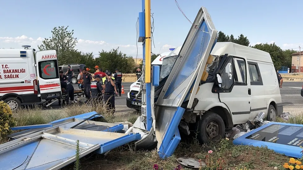 Elazığ’da minibüs ile hafif ticari araç çarpıştı: Üçü çocuk 7 kişi yaralandı - 2