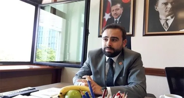 CHP'li Meclis üyesinin İBB koridorlarında afiş parçaladığı skandal görüntüler - 5