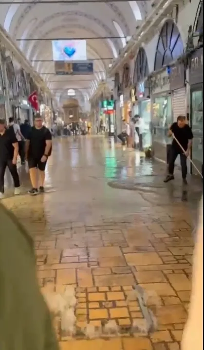 son-dakika-tarihi-kapalicarsiyi-su-basti-esnaf-zor-anlari-kamerada-1695990912910.jpg Altyapı çöktü! İBB göreve... Tarihi Kapalıçarşı’yı su bastı! Esnafın zor anları kamerada - 2