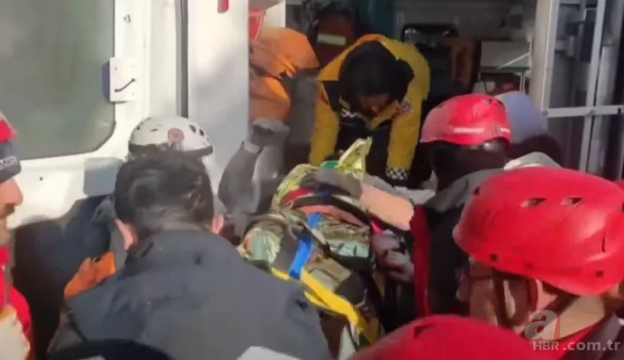 Deprem felaketinden saatler sonra yeni mucizeler! Annenin sözleri yürekleri dağladı! Duvardaki o yazı... 9