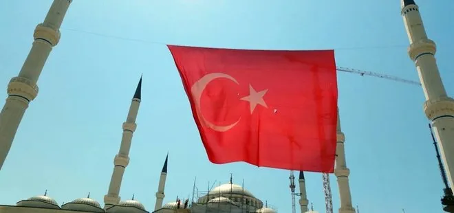 Çamlıca Camisi'ne dev Türk bayrağı