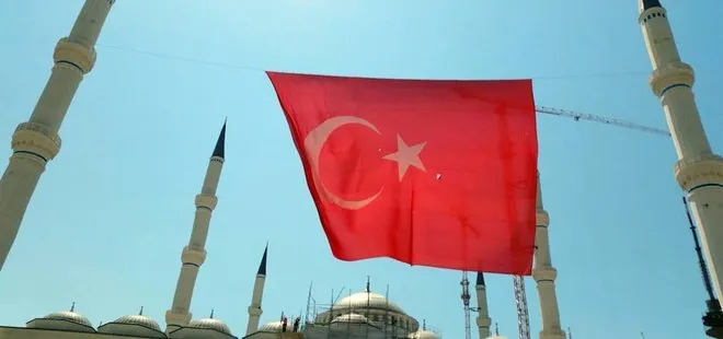 Çamlıca Camisi’ne dev Türk bayrağı