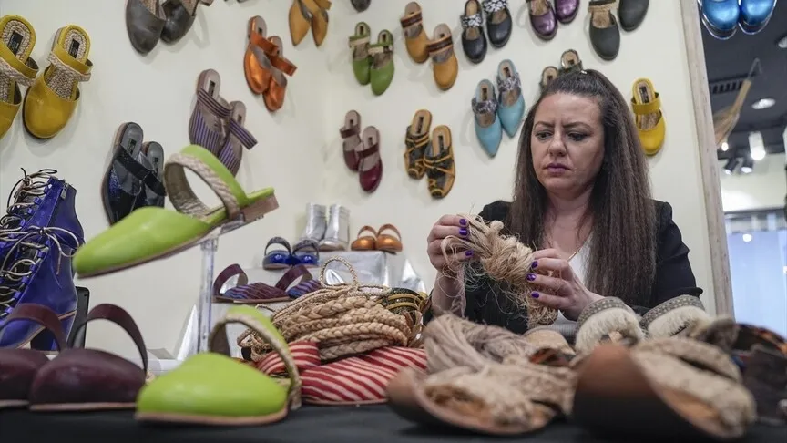 cope-gidiyordu-ayakkabi-oldu-muz-lifinin-sasirtan-donusumu-1776524160462.jpg AA