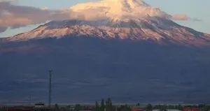 Ağrı Dağı takke buzulu hızla eriyor