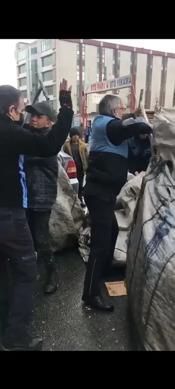 1649166855354.jpg CHP'li Esenyurt Belediyesi'ne bağlı zabıta ekipleri çek çek arabasına el koydu! Kağıt toplayan çocuklar gözyaşlarına boğuldu - 3