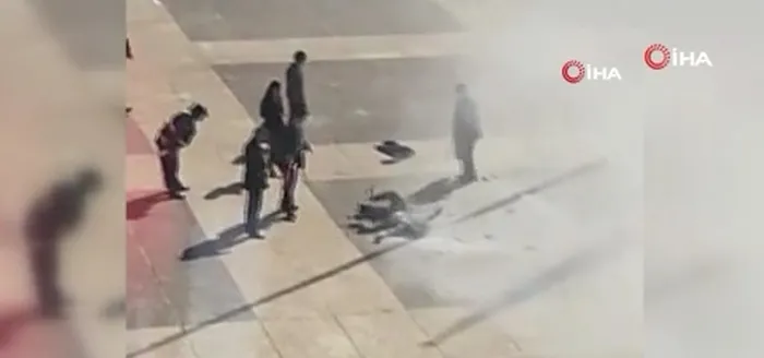 Uruguay Devlet Başkanlığı binası önünde korkunç olay! Kendisini böyle ateşe verdi