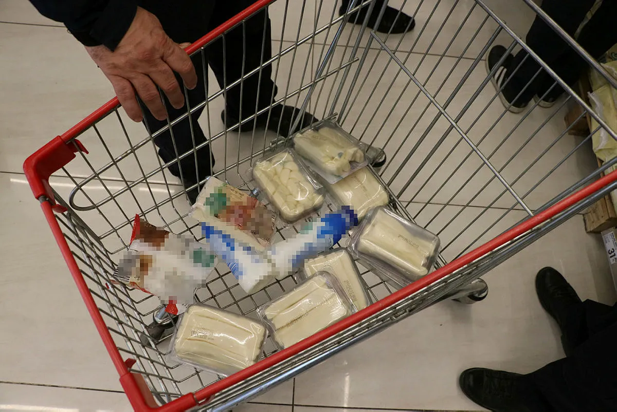 Zincir marketlere fiyat ve gıda denetimi! Un paketlerinde gramaj eksikliği! Tarihi geçmiş peynir ve ayranlar...
