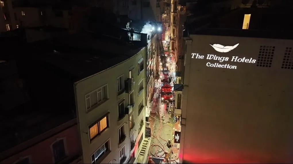 Beyoğlu'nda 6 katlı binada yangın!