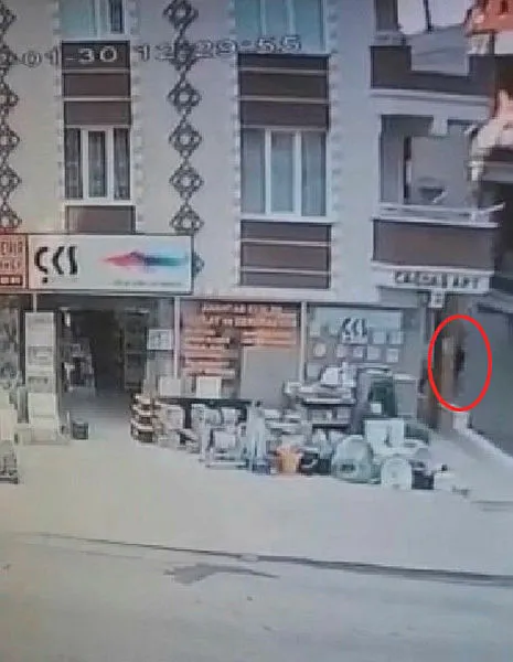 yalovada-tadilat-yaparken-4uncu-kattan-dustu-o-anlar-kamerada-1643565141327.jpg Yalova’da tadilat yaparken 4'üncü kattan düşerek öldü! O anlar kamerada - 5