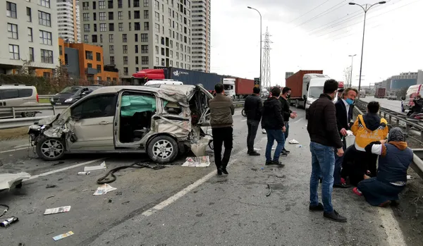 son-dakika-istanbulda-zincirleme-kaza-trafik-durma-noktasina-geldi-1614773243605.jpg Son dakika... İstanbul'da zincirleme kaza: Trafik durma noktasına geldi - 3
