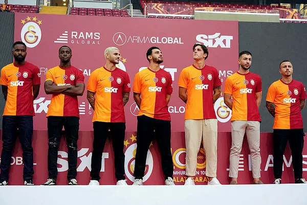 Galatasaray’da yıldızlar geçidi! İmza töreninde taraftarlar stadyumu doldurdu