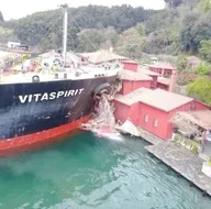 İstanbul Boğazında dev gemi yalıya çarptı!