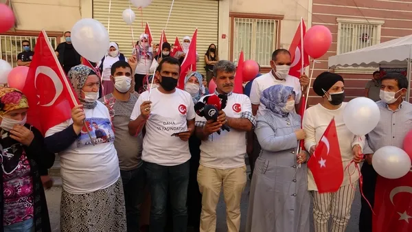 Evlat nöbetindeki ailelerden Zafer Bayramı kutlaması