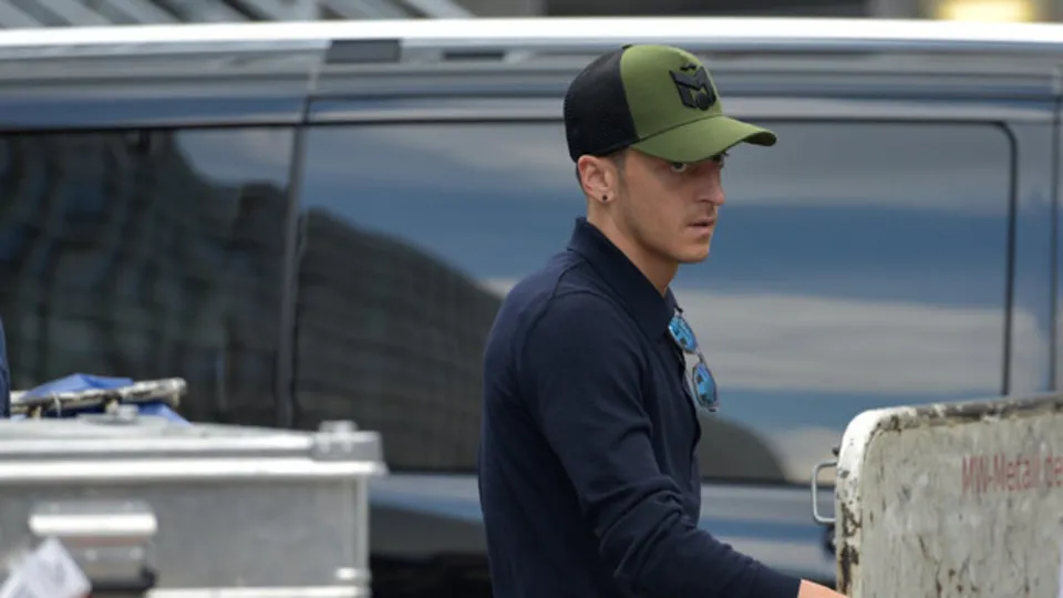 Almanya'dan Mesut Özil'e baskı!