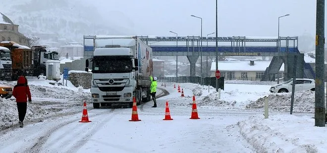 Sivas - Malatya karayolunda yoğun kar! Ulaşıma kapatıldı