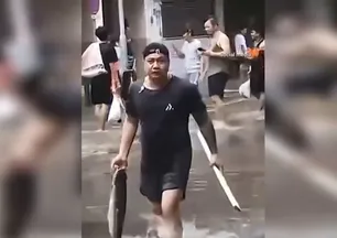 Felaketi fırsata çevirdiler! Elleriyle böyle balık avladılar