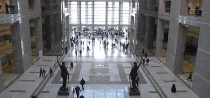 Adliyeyi karıştıran olay! Savcının odasını basıp eşyalara zarar verdi