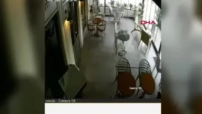 Çiçekleri çalıp ardına bakmadan uzaklaştı!