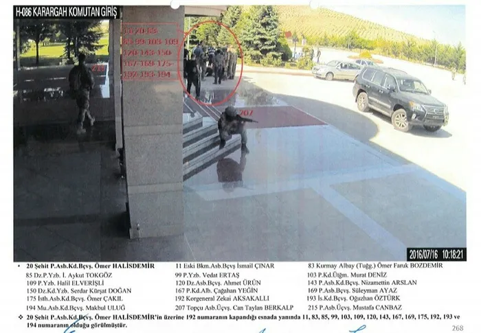 Zekai Aksakallı’nın Ömer Halisdemir’i alnından öpme anı