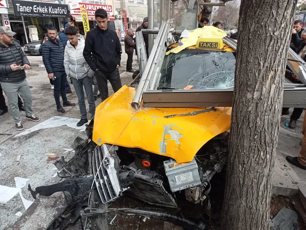 ankarada-taksi-otobus-duragina-daldi-yaralilar-var-1678794356214.jpg Ankara'da taksi otobüs durağına daldı! Yaralılar var - 3