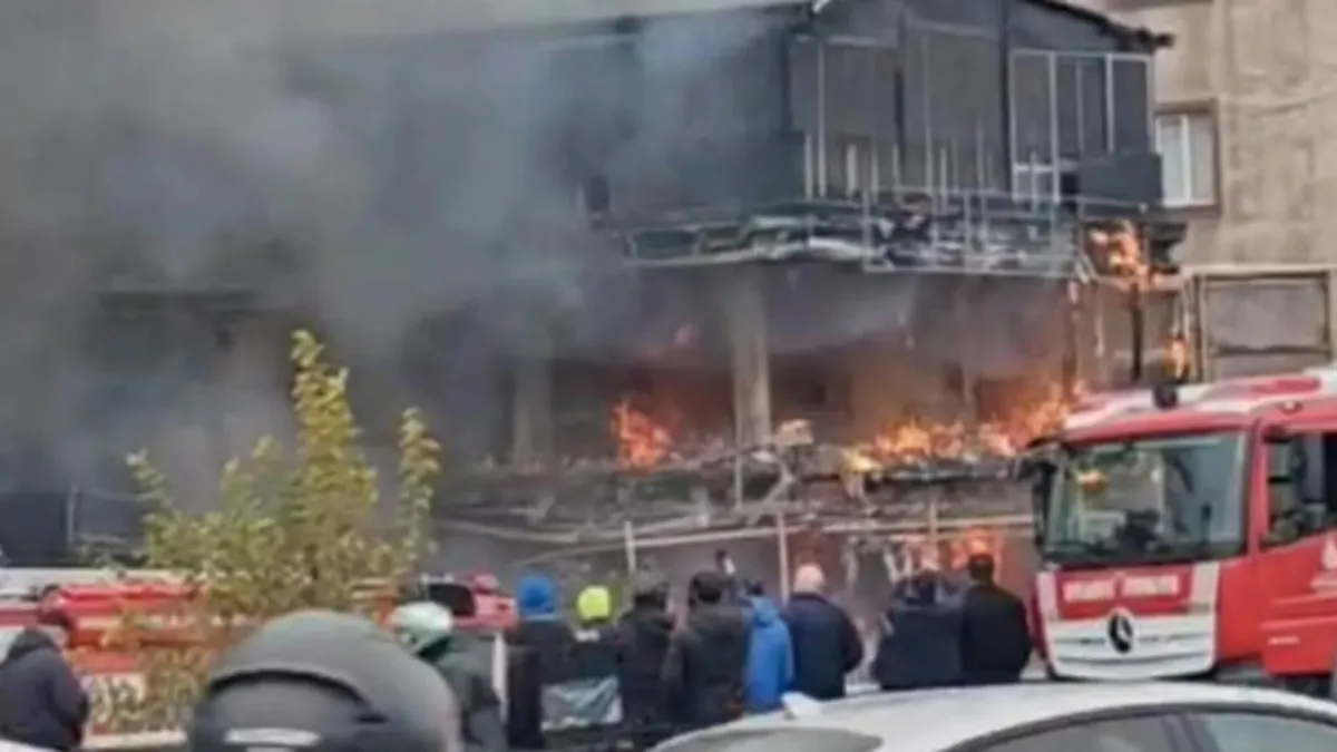 Pendik'te yangın faciası! 2 otomobil ile kafe küle döndü