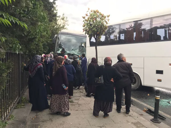 Son dakika | Üsküdar'da İETT otobüsü ile iki tur otobüsü çarpıştı! Manzara savaş ortamını andırıyor - 6