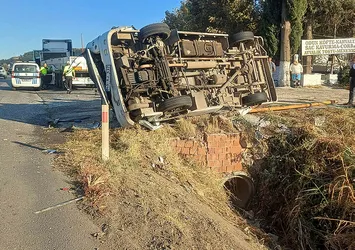 TIR boş servise arkadan çarptı