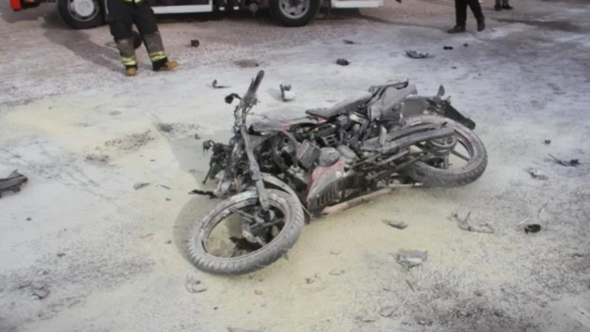 Korkunç kazada motosiklet alev topuna döndü! 2 yaralı