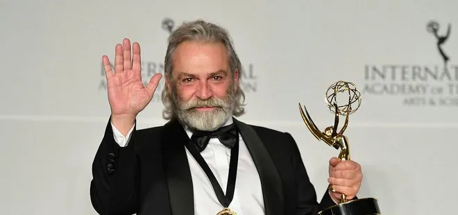 Haluk Bilginer, Emmy Ödülleri’nde en iyi erkek oyuncu seçildi