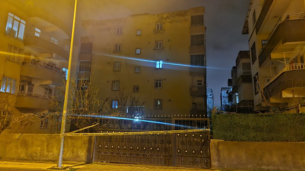 Diyarbakır'da kolonlarından ses gelen binadaki 51 kişi tahliye edildi