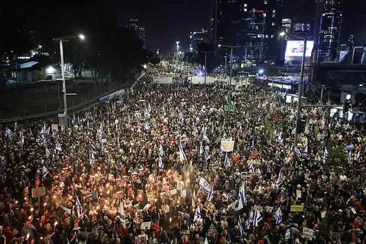 Tel Aviv’de binlerce İsrailli katil Netanyahu’yu protesto etti: Netanyahu istifa | İsrail’den protestoculara tazyikli su ile müdahale