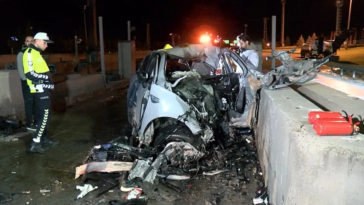 Tuzla'da feci kaza: Beton bariyere çarpan asistan doktor hayatını kaybetti