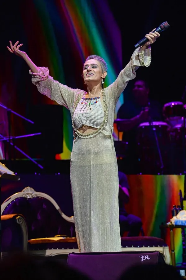 Yıldız Tilbe sahnede peruğunu çıkardı! Seyirci şoke oldu