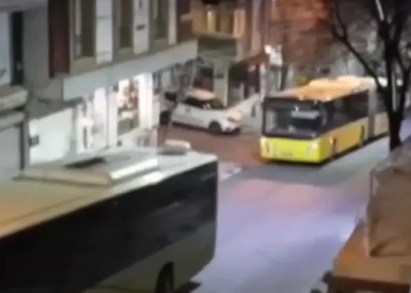 1671441196386.jpg 2 İETT otobüsü yolda kaldı! Trafikte sürücüler zor anlar yaşadı - 2