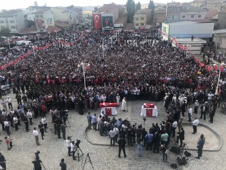 Sivas’ta mahşeri kalabalık! Binlerce insan cenazeye akın etti