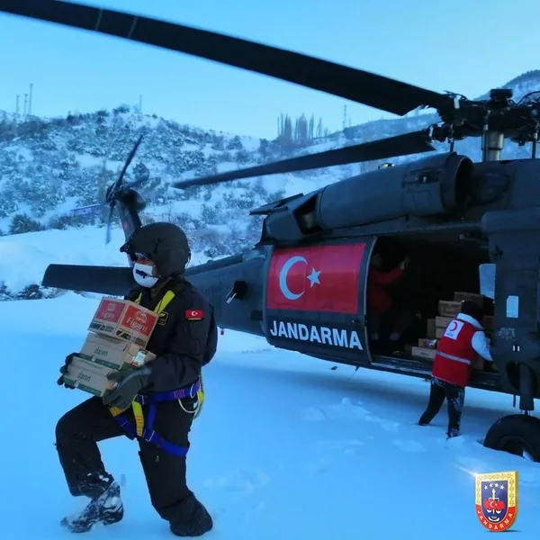 Devlet milletin yanında! TAG Otoyolu’nda vatandaşın yardımına Jandarma ve Gaziantep Valiliği yetişti