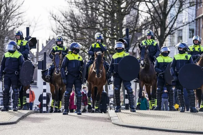 Hollanda’da ortalık karıştı! Genel seçim öncesi hükümet karşıtı protesto - 4