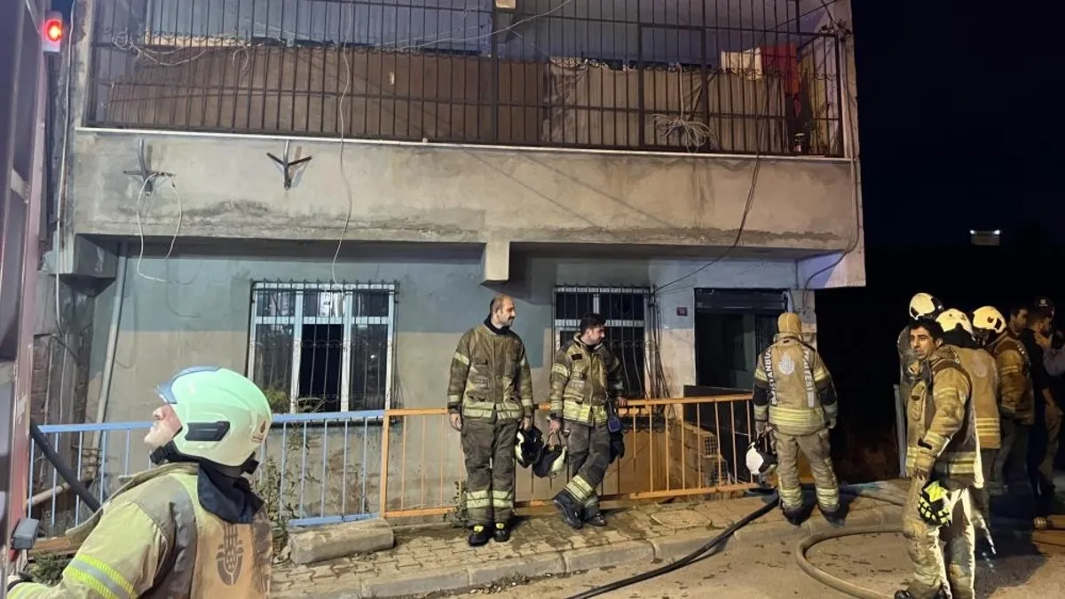 Başakşehir’de 3 katlı binada yangın paniği