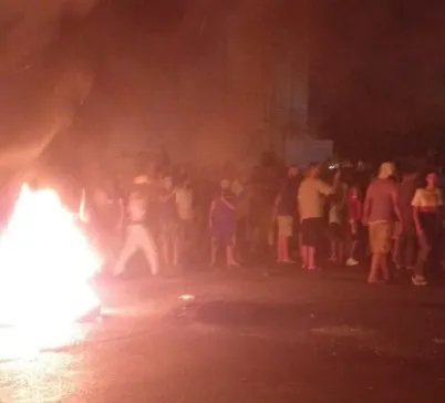 Libya halkı Bingazi’de sokağa dökülerek Hafter’i protesto etti