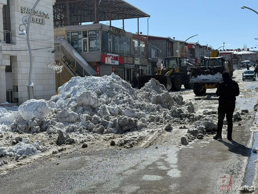 Sıcaklık eksi 18'e düştü! Binalarda buz sarkıtları oluştu 5
