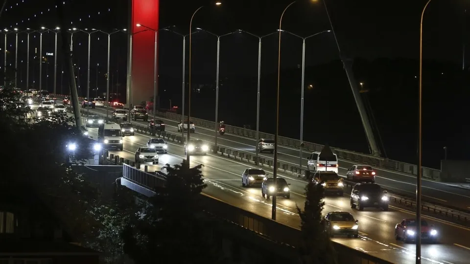 Sokağa çıkma kısıtlaması bitti İstanbul'da trafik yüzde 20 oldu