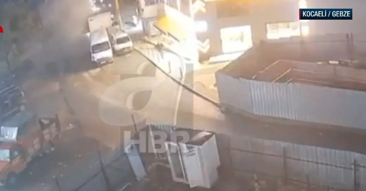 Gebze'deki binanın yıkılma anı A Haber'de