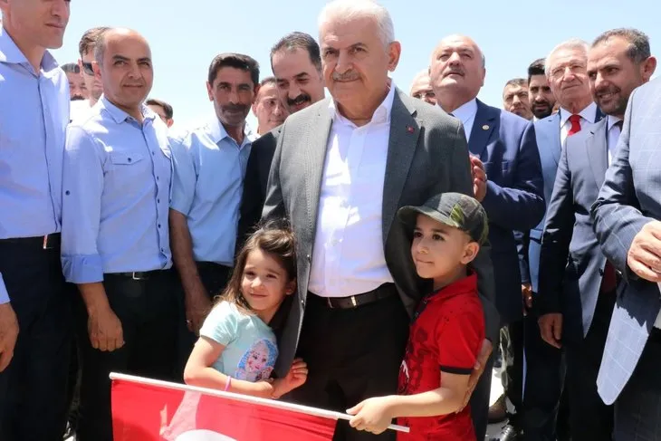 Erzincan'da Binali Yıldırım'a büyük ilgi! Yıldırım'ın yüzlerce hemşehrisiyle tokalaşması 1 saat 8 dakika sürdü 