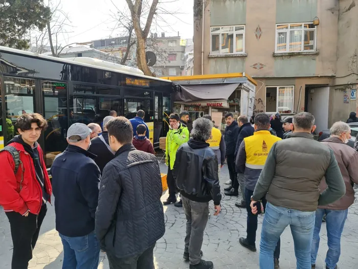 Son dakika: Beyoğlu'nda İETT otobüsü dehşet saçtı: Halk Ekmek büfesine çarptı - 5