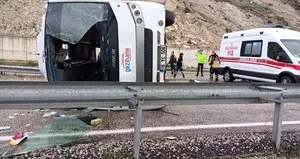 Tur midibüsü devrildi! Çok sayıda yaralı